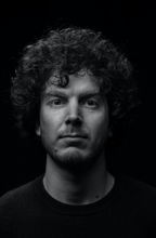 Load image into Gallery viewer, man_skullshirt / FELIX GÄRTNER