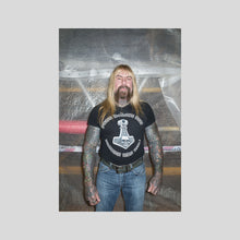 Load image into Gallery viewer, man_skullshirt / FELIX GÄRTNER